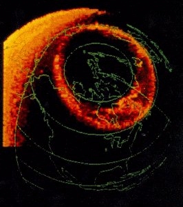 Figur 13: Satellitbild av nosskensovalen fotograferad med UV-kamera p en hjd av 28300 km. Det gula omrdet i vre vnster hrn r den del av jorden som r p dagsidan och sledes vrms upp av solen.